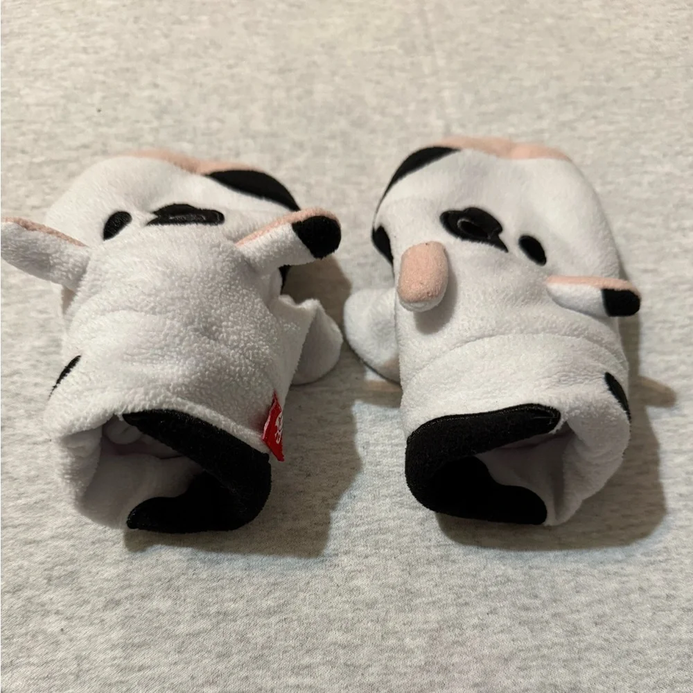 Chick-fil-A “Stories of‎ Evergreen Hills” Cow Mittens- Kids Size Medium 🐄 RARE